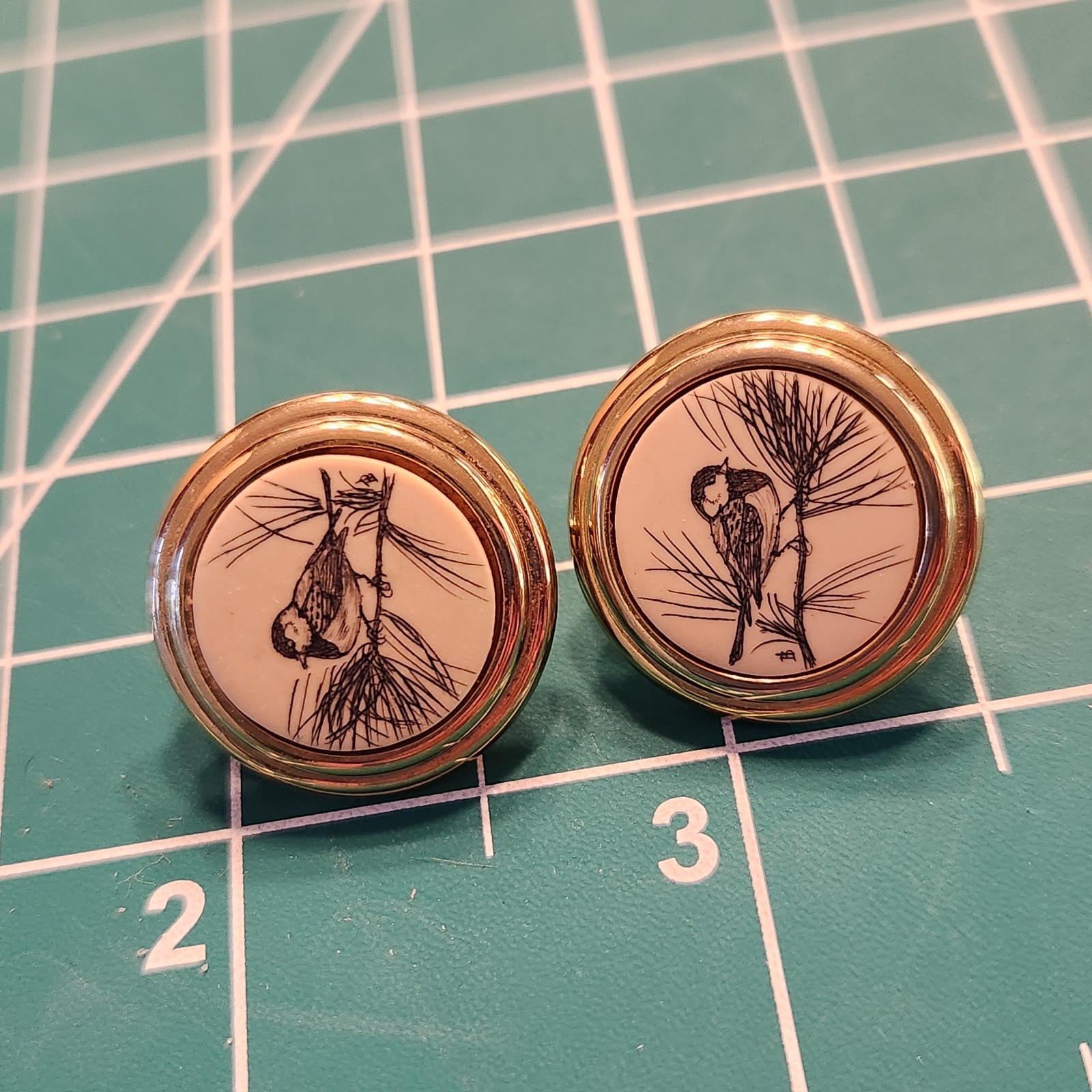 Vtg Pair Of Faux Ivory Gold Tone Bird Clip On Earrings