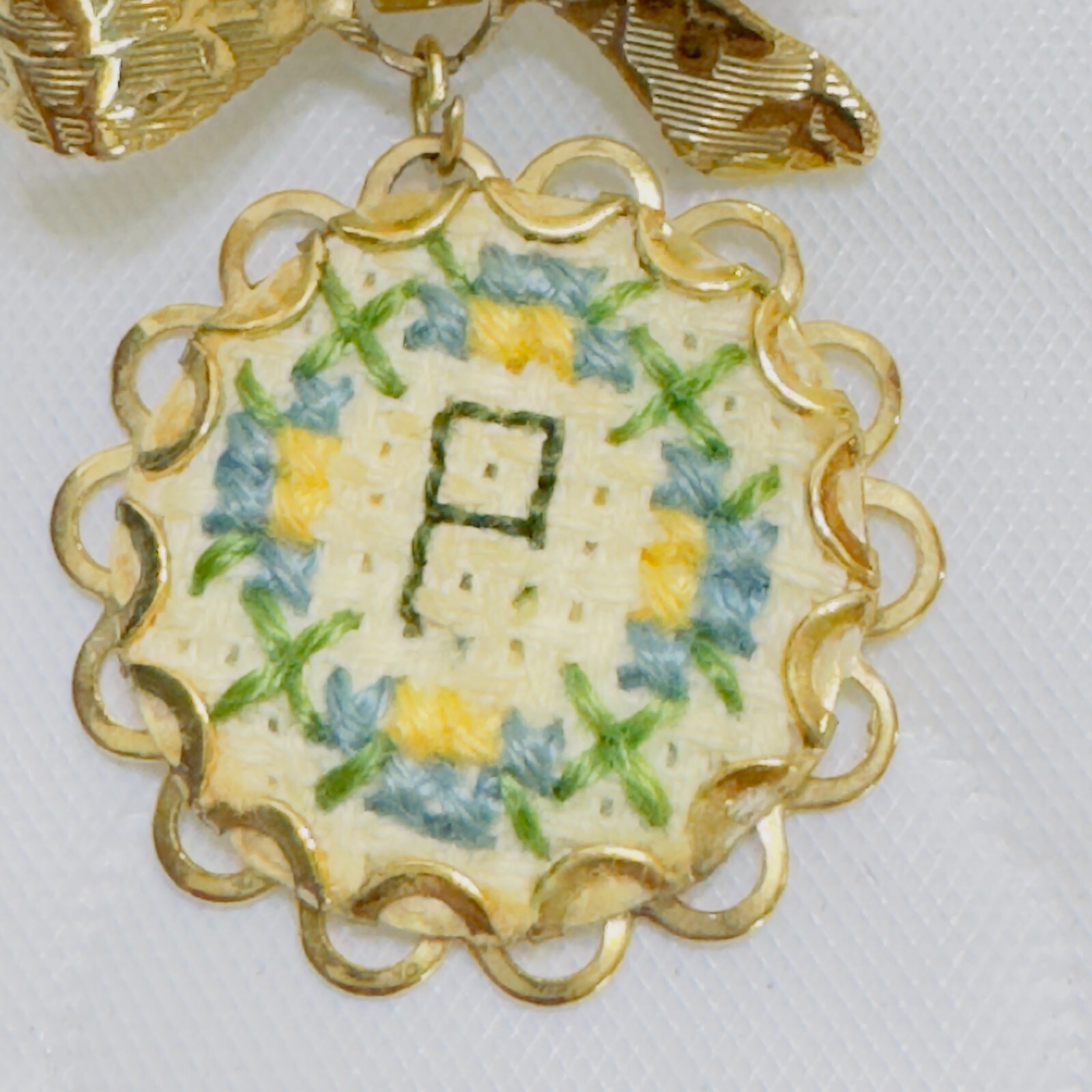 Vintage Handmade Brooch Petit Needle Point Gold Tone Ornate Bow Letter Initial P