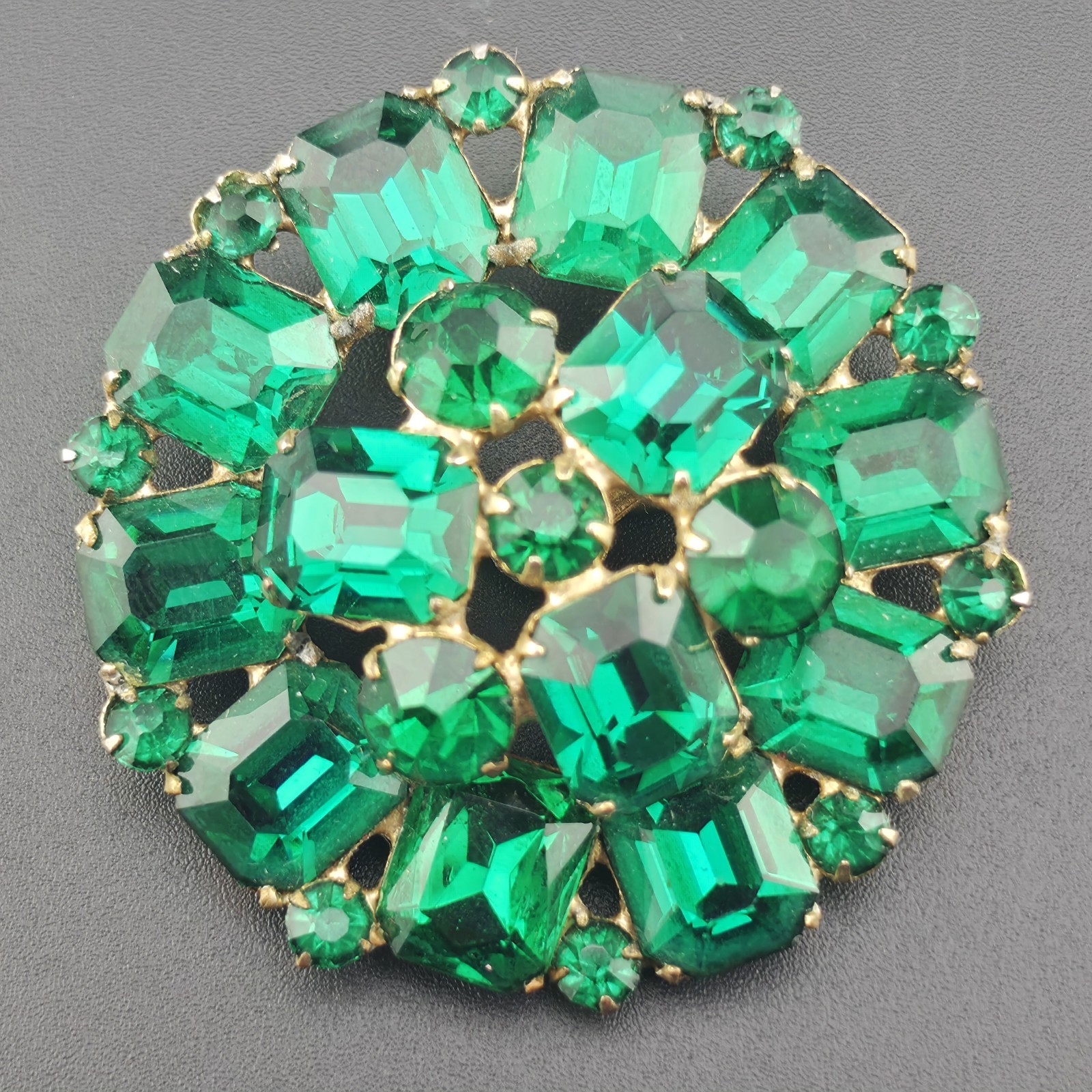 Vintage Emerald Green Rhinestone Crystal Gold Plated Flower Brooch Pin 2″