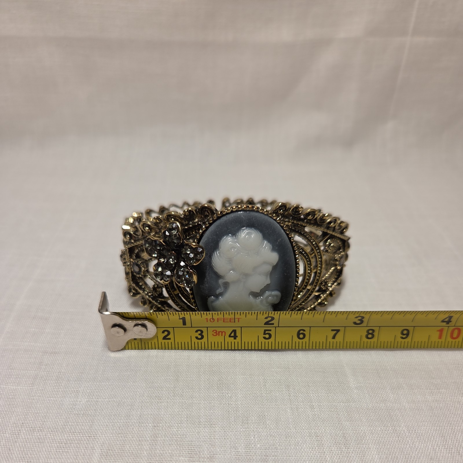 Victorian Style Gold Tone Cameo Bracelet Filigree Floral Accent Stretch Band