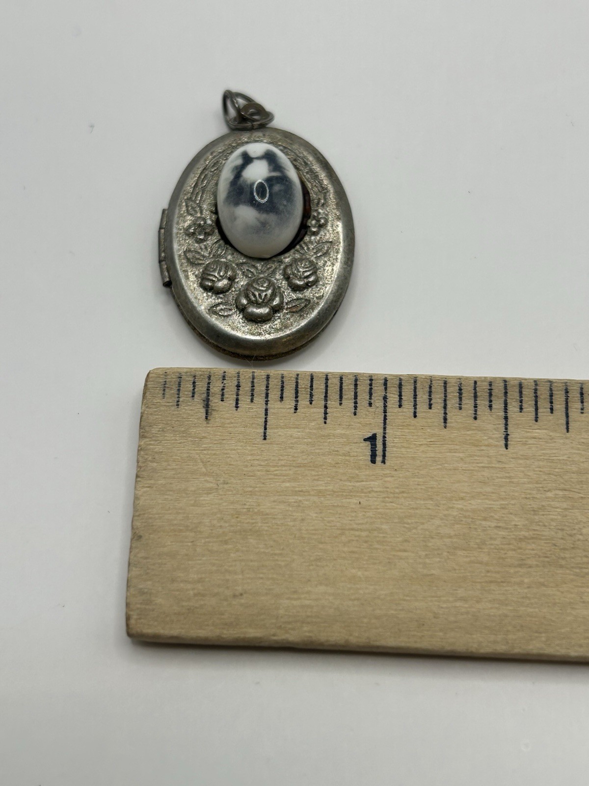 Vintage Silvertone Mona Lisa Cameo Locket Pendant Art Portrait Estate Jewelry