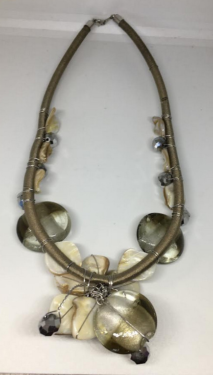 VINTAGE SHELL & ACRYLIC FLORAL NECKLACE