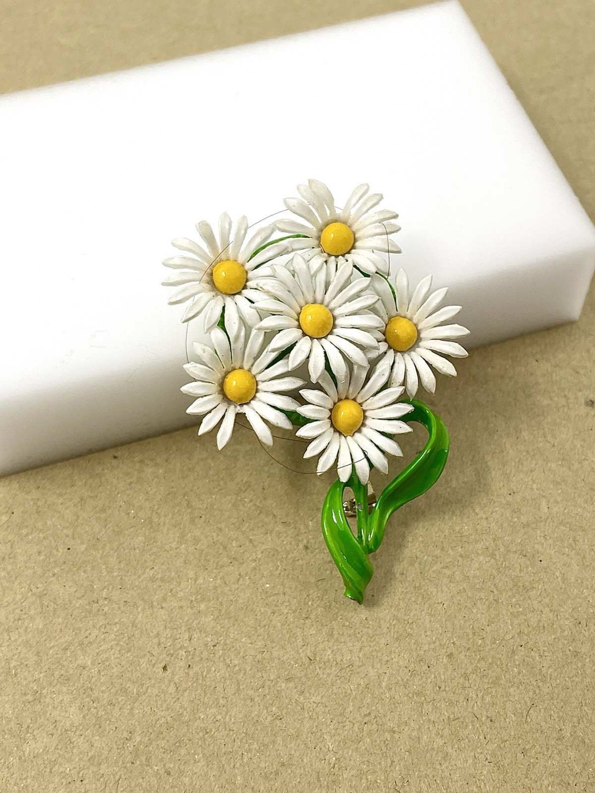 Cute vintage 60s 70s cottagecore 6 daisy dasies broach pin approximately 2 5/8”
