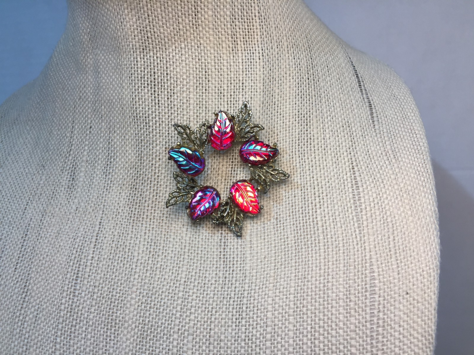 Iridescent Pressed Glass Brooch Vintage Leaf Gold Tone Red Jewelry Pin 1 1/2″!