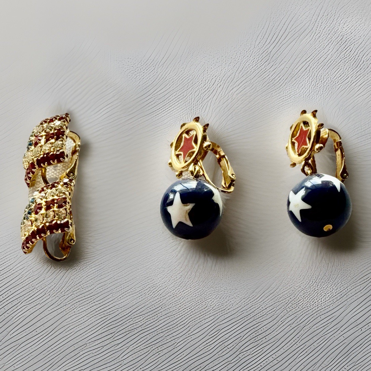 Vtg Avon Star Spangled Banner Dangle & Rhinestone Flag Clip On Earrings 3, 4g