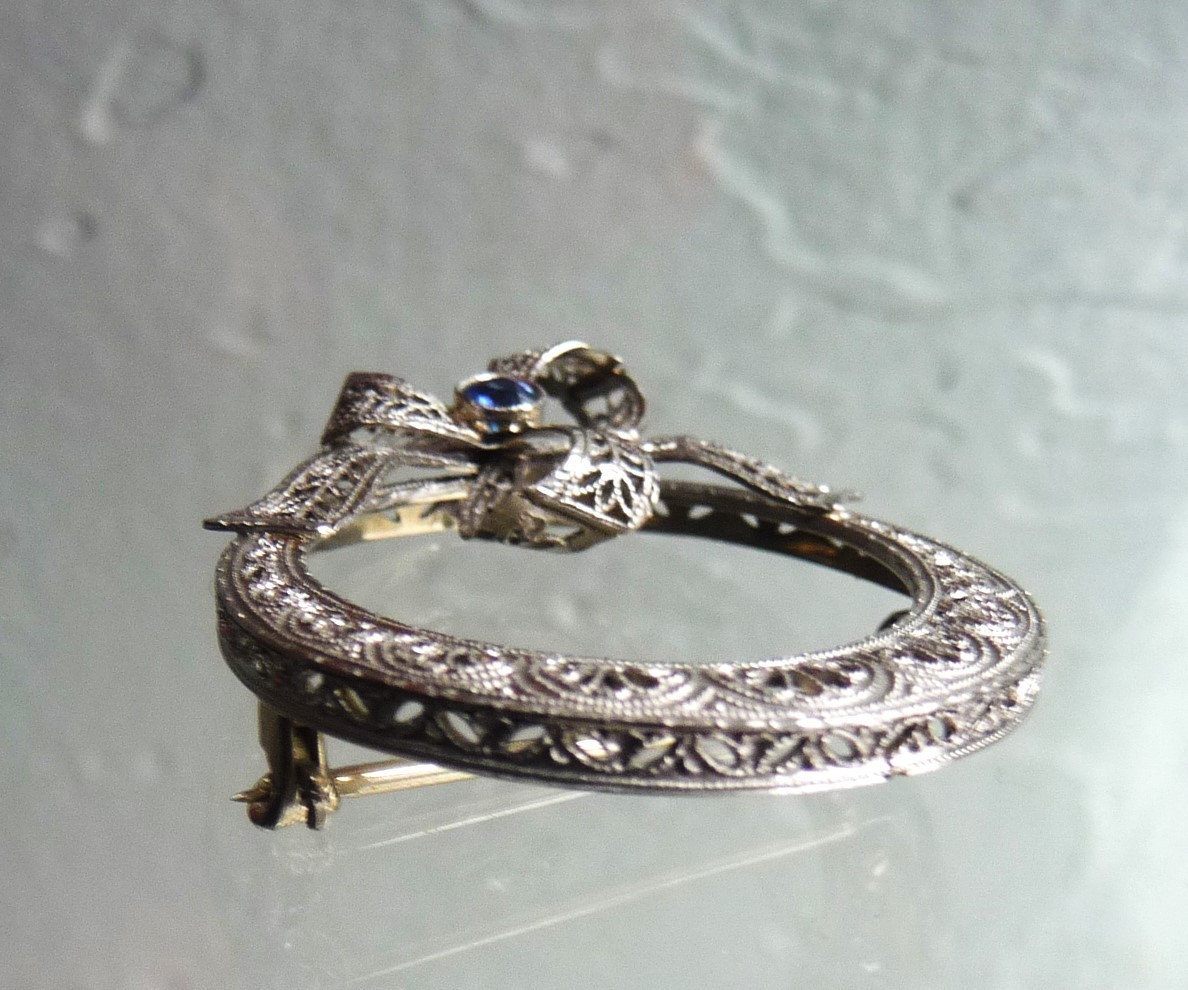 EXQUISITE ANTIQUE CIRCA 1920 14K WHITE GOLD SAPPHIRE BOW FILIGREE PIN BROOCH!