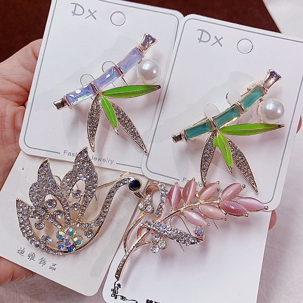 20Pcs Wholesale Brooch Pins Lot Random Rhinestone Crystal Flower Scarf Buckle