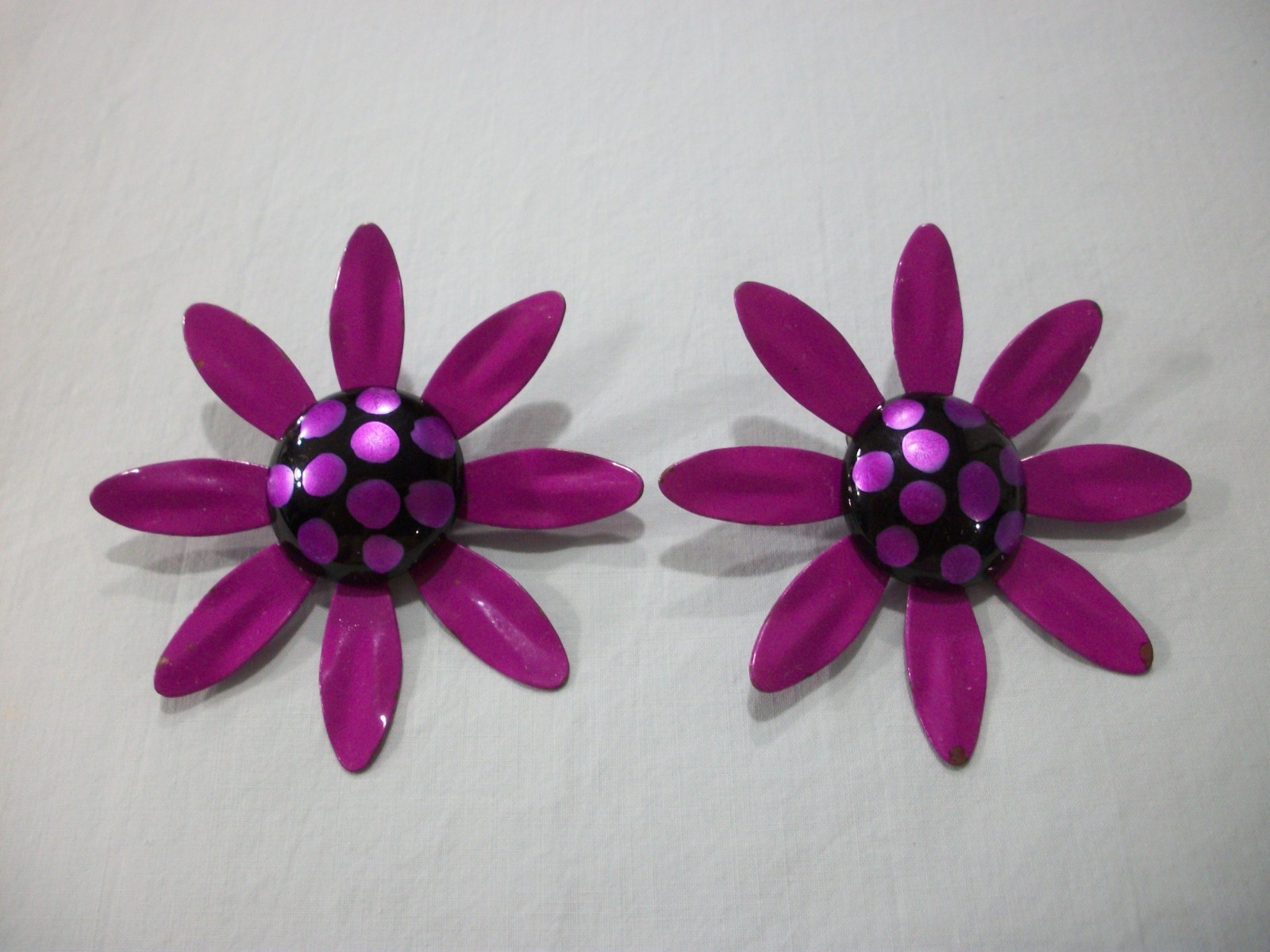 VTG MeTaL ENaMeL ***HUGE EYE POPPiNG PURPLE/BLACK/POLKA DOT*** DAiSy EaRRiNgS