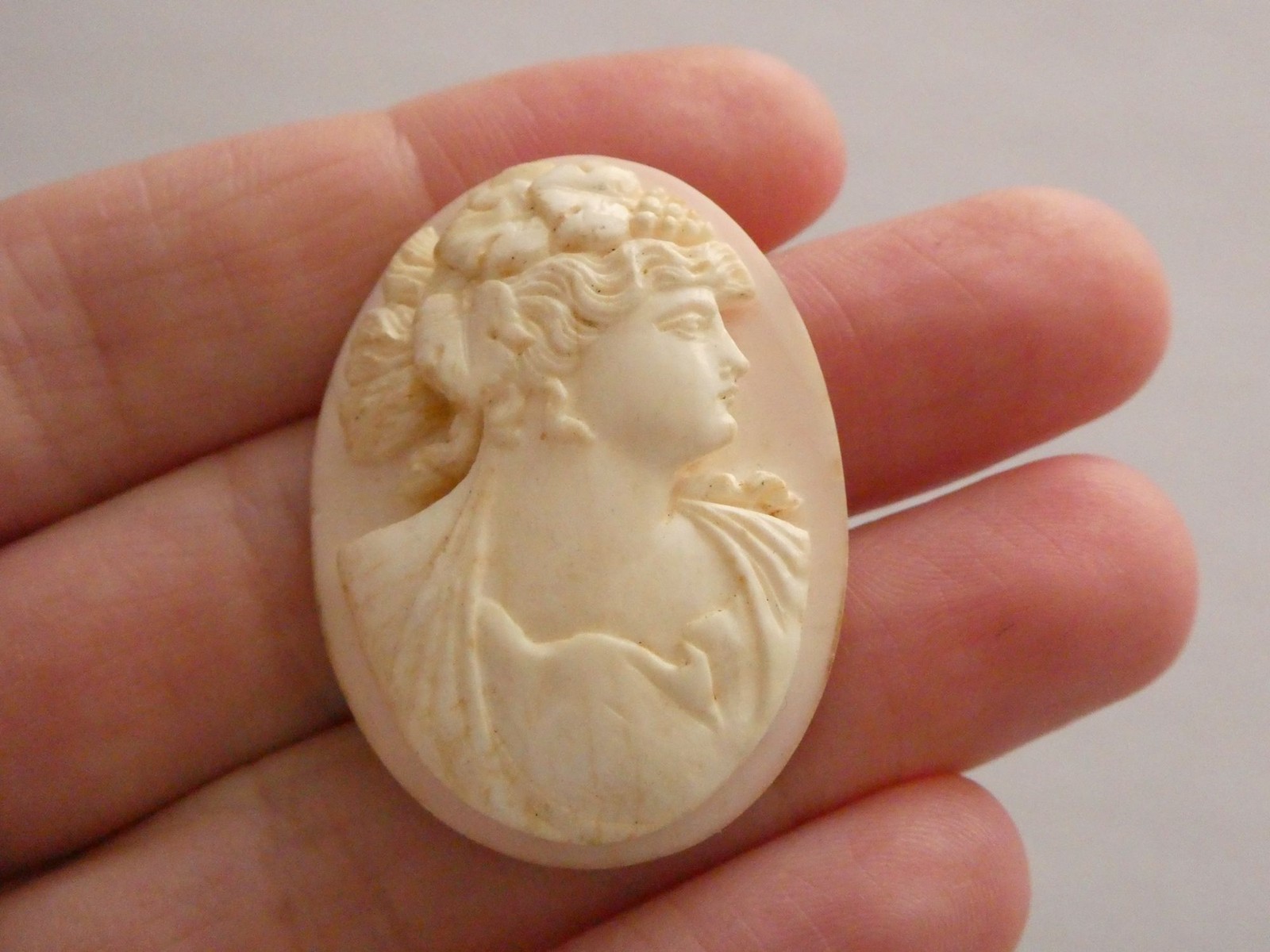 Vintage Loose Hand Carved Conch Shell Cameo Woman w Grape Leaves 39mm x 29mm 14g