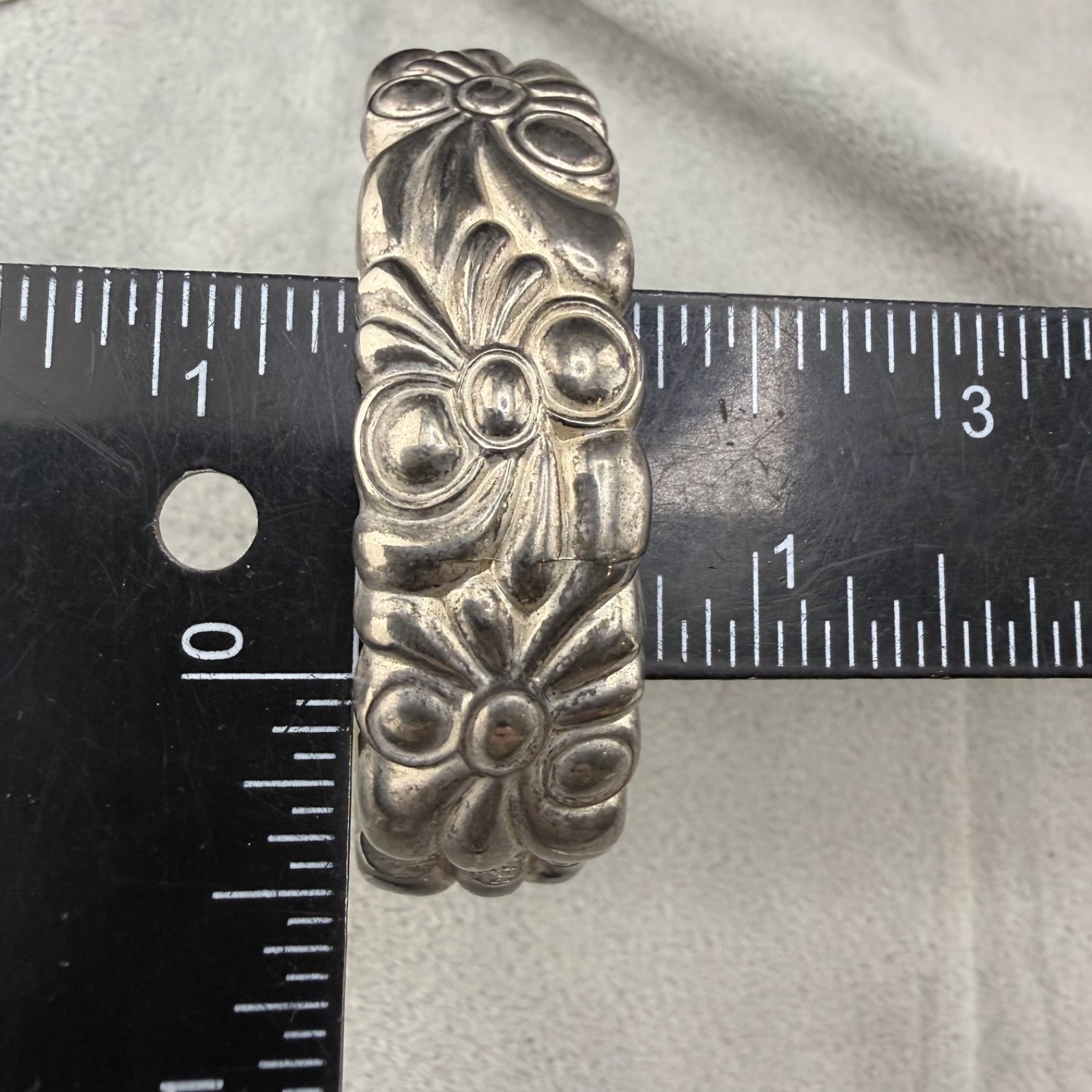 Vintage Bangle Bracelet Silver Tone Hinged Puffy Repousse 7”