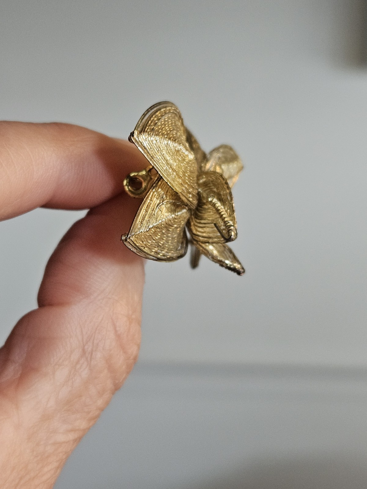 S/2 Vintage Gold And Silver Spun Wire Flower And Leaves Pin Brooch With Pearl