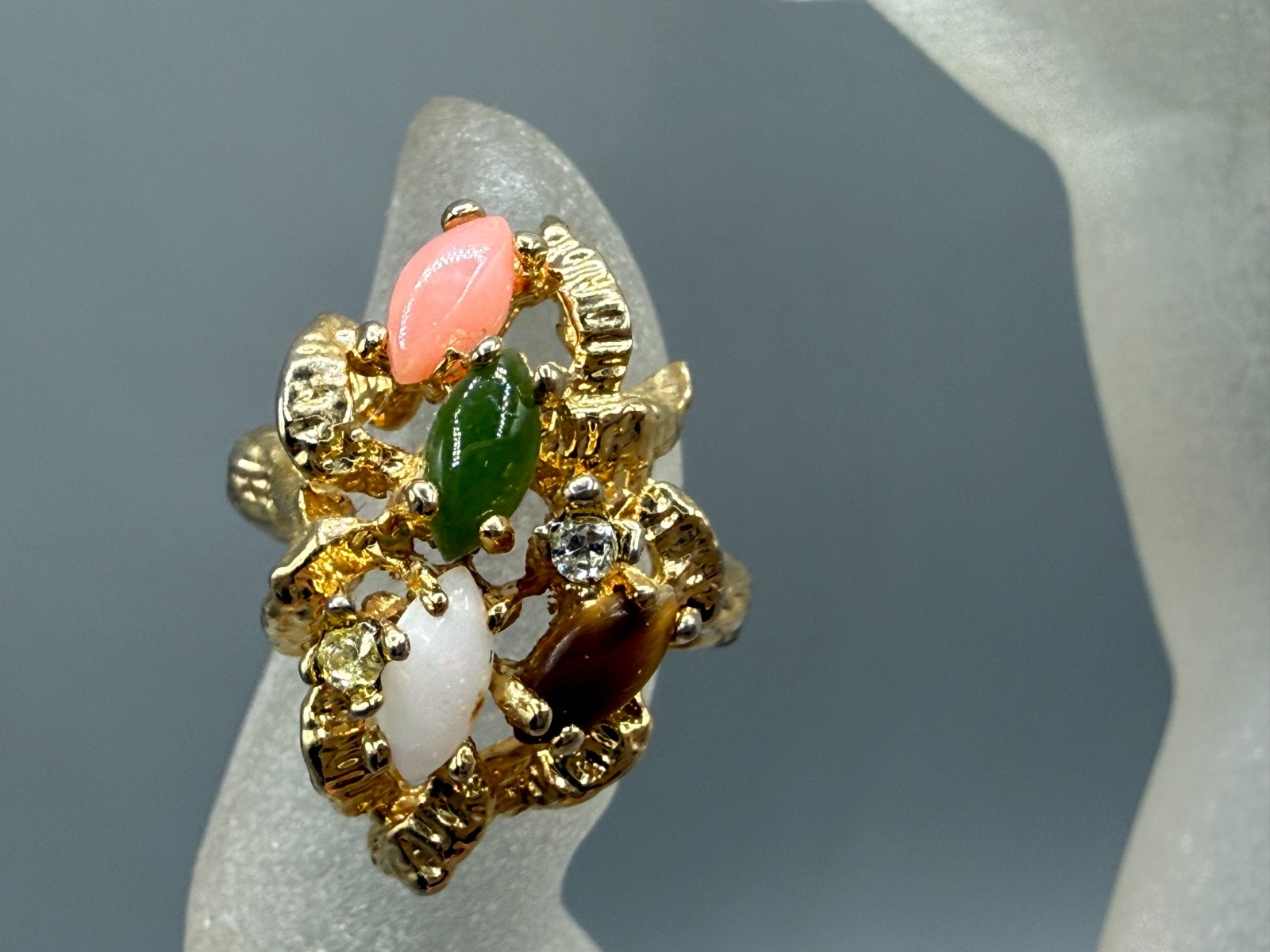VINTAGE GOLD PLATED OPAL CORAL JADE TIGER’S EYE CLUSTER TEXTURED RING SIZE 5