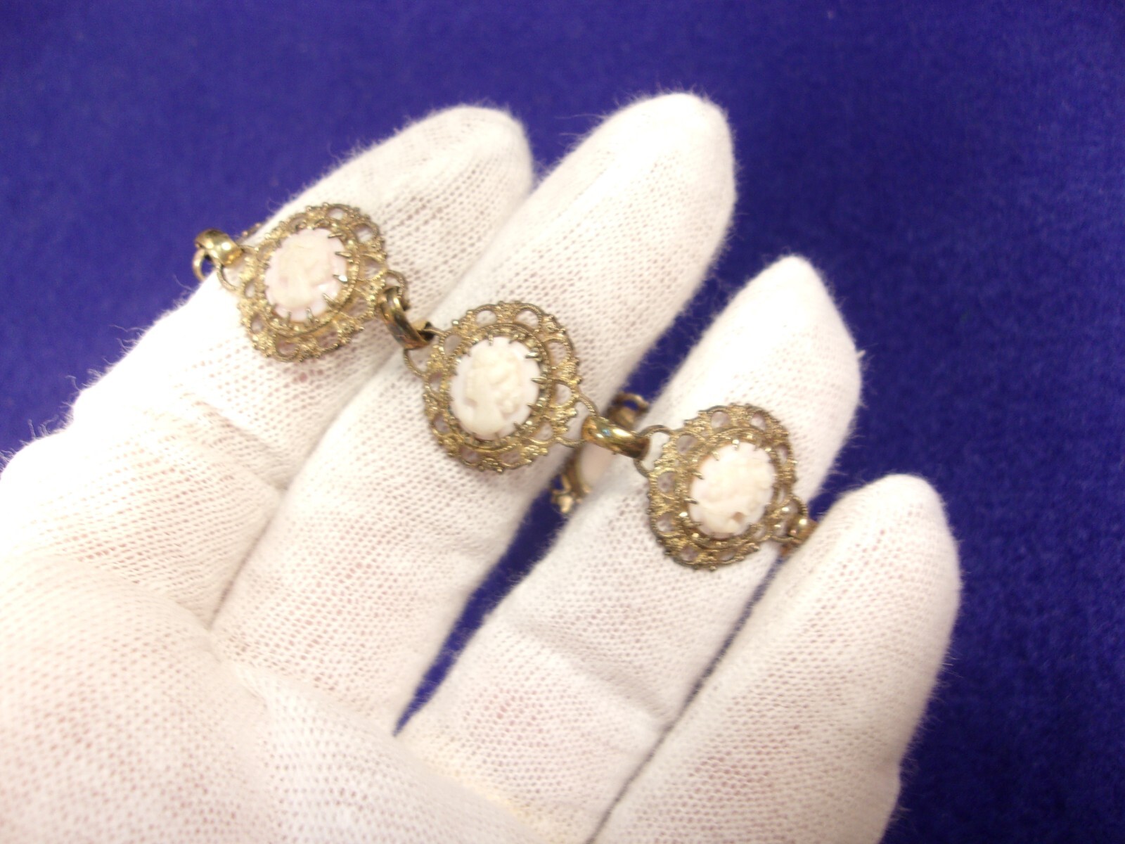 GRACEFUL VTG LADY’S YELLOW GOLD FILLED BRACELET W/VERY LIGHT PINK/WHITE CAMEOS