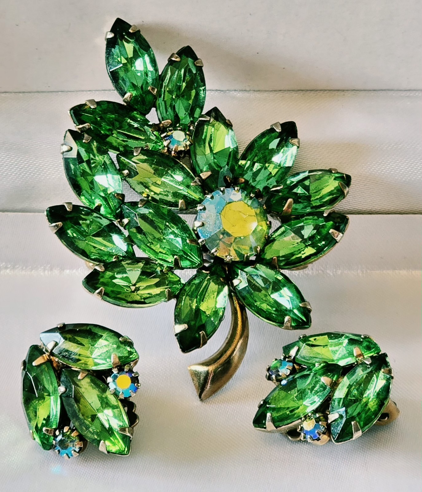 JULIANA STYLE EMERALD GREEN MARQUISE RHINESTONES/IRIDESCENT BROOCH & EARRINGS
