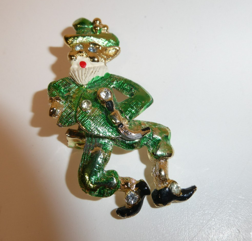 VTG Enamel Rhinestones Movable Leprechaun Shillelagh Articulated Brooch Pin