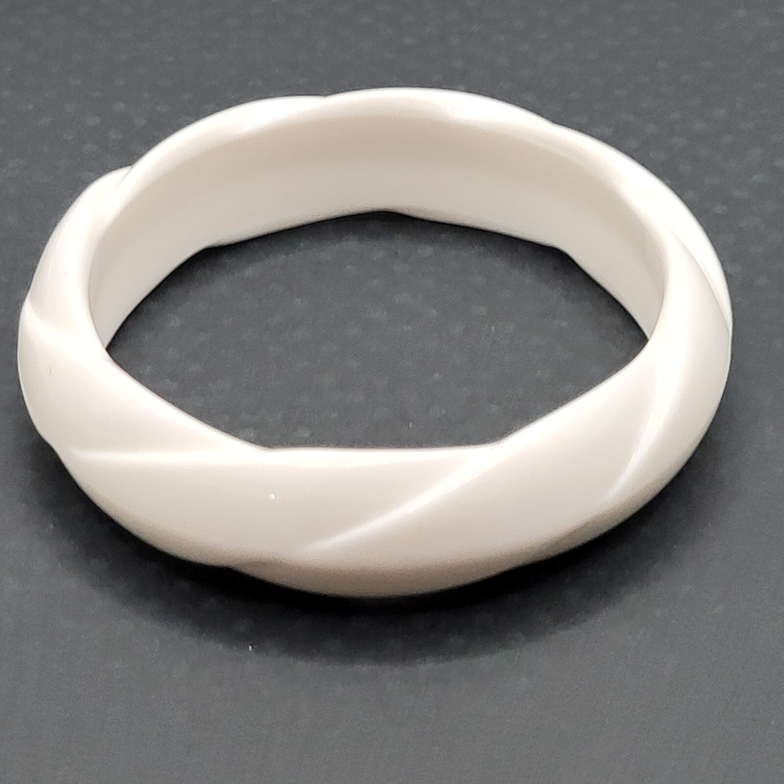 White with Twisted Wrap Design Style Resin Bangle Bracelet Retro Vintage 1980s