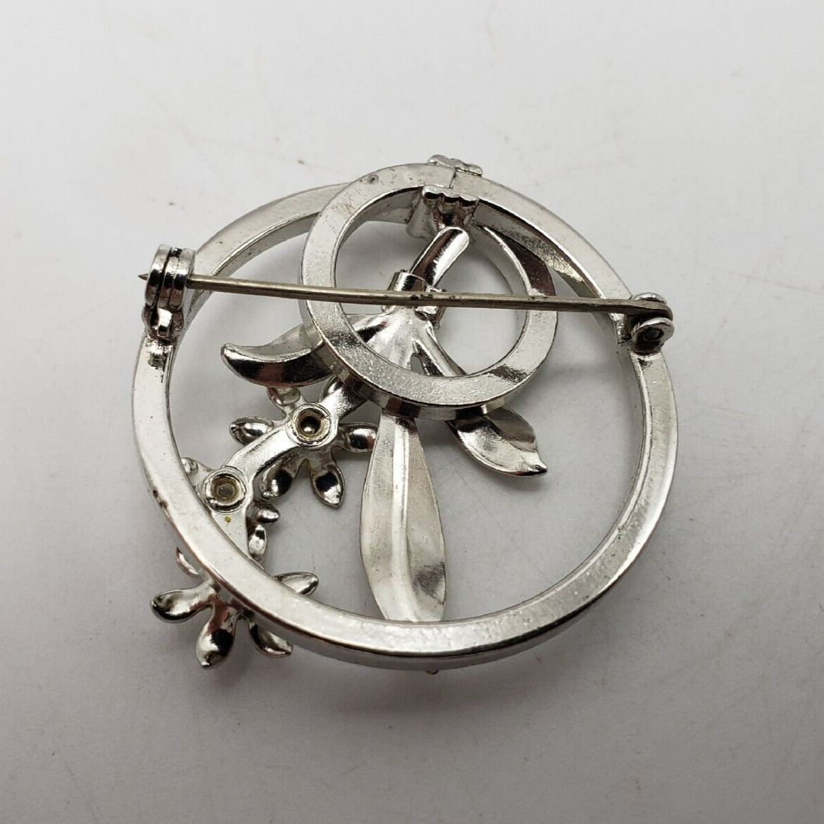 Small Silver / Chrome Toned Metal Brooch of Flowers – Unmarked – Unknown Metal