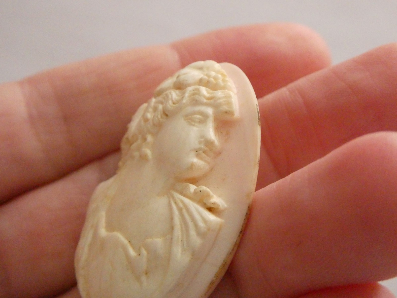 Vintage Loose Hand Carved Conch Shell Cameo Woman w Grape Leaves 39mm x 29mm 14g