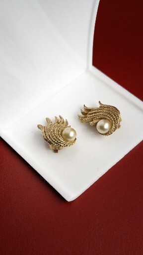 Vintage Classic KRAMER Faux Pearl Gold Tone Swirl Spray 1″ Clip Earrings