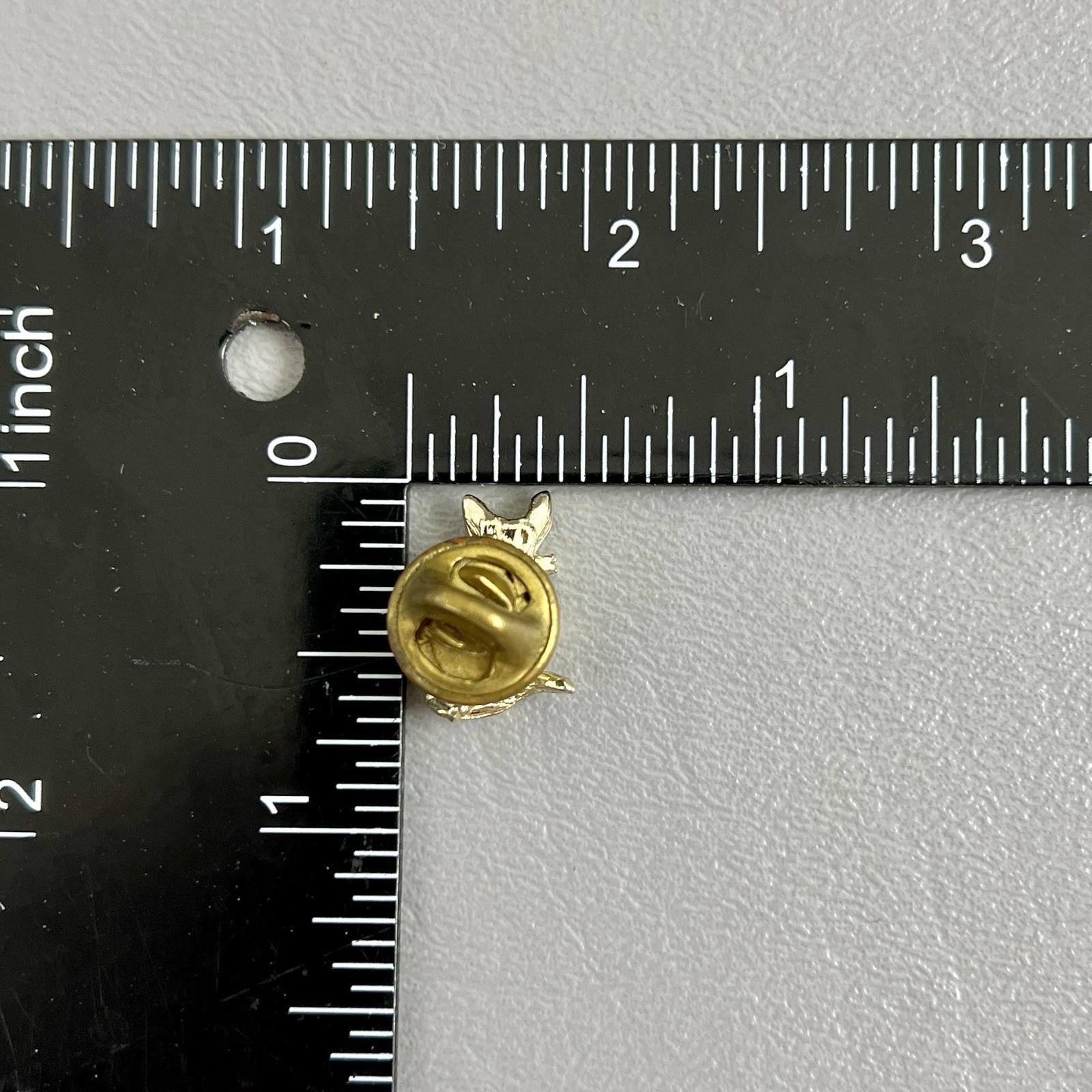 Vintage Gold Tone Faux Fresh Water Pearl Cat Kitty Lapel Pin .75″