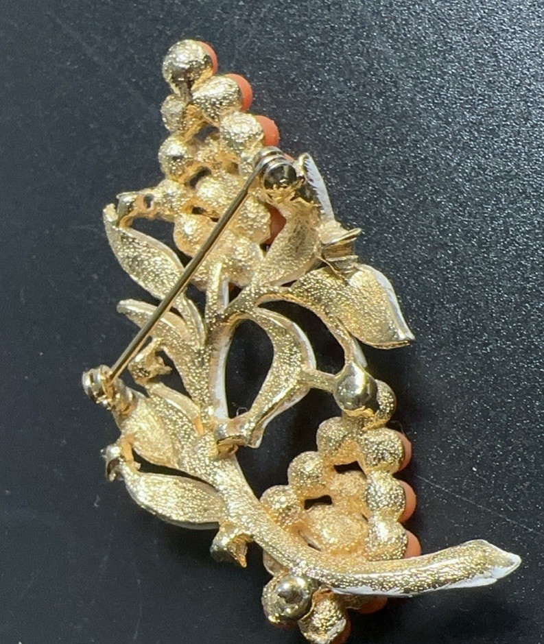 Vtg Faux Coral Grape Flower Cluster Green Rhinestone Enamel Gold Brooch 2.5”!!