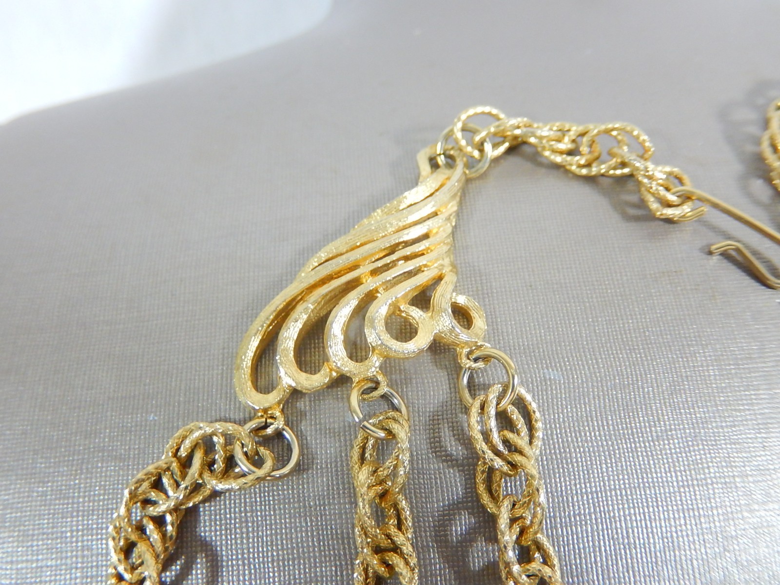 STUNNING VTG FESTOON W LARGE MULTI LEAF CENTERPIECEGOLD TONE BIB NECKLACE