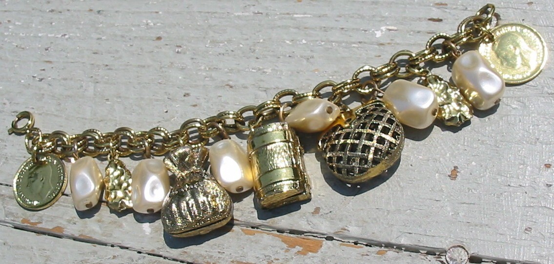 Vtg Farthing 1944 Coin Charm Bracelet Gold Tone Pearly Riches Treasure Bank Bag