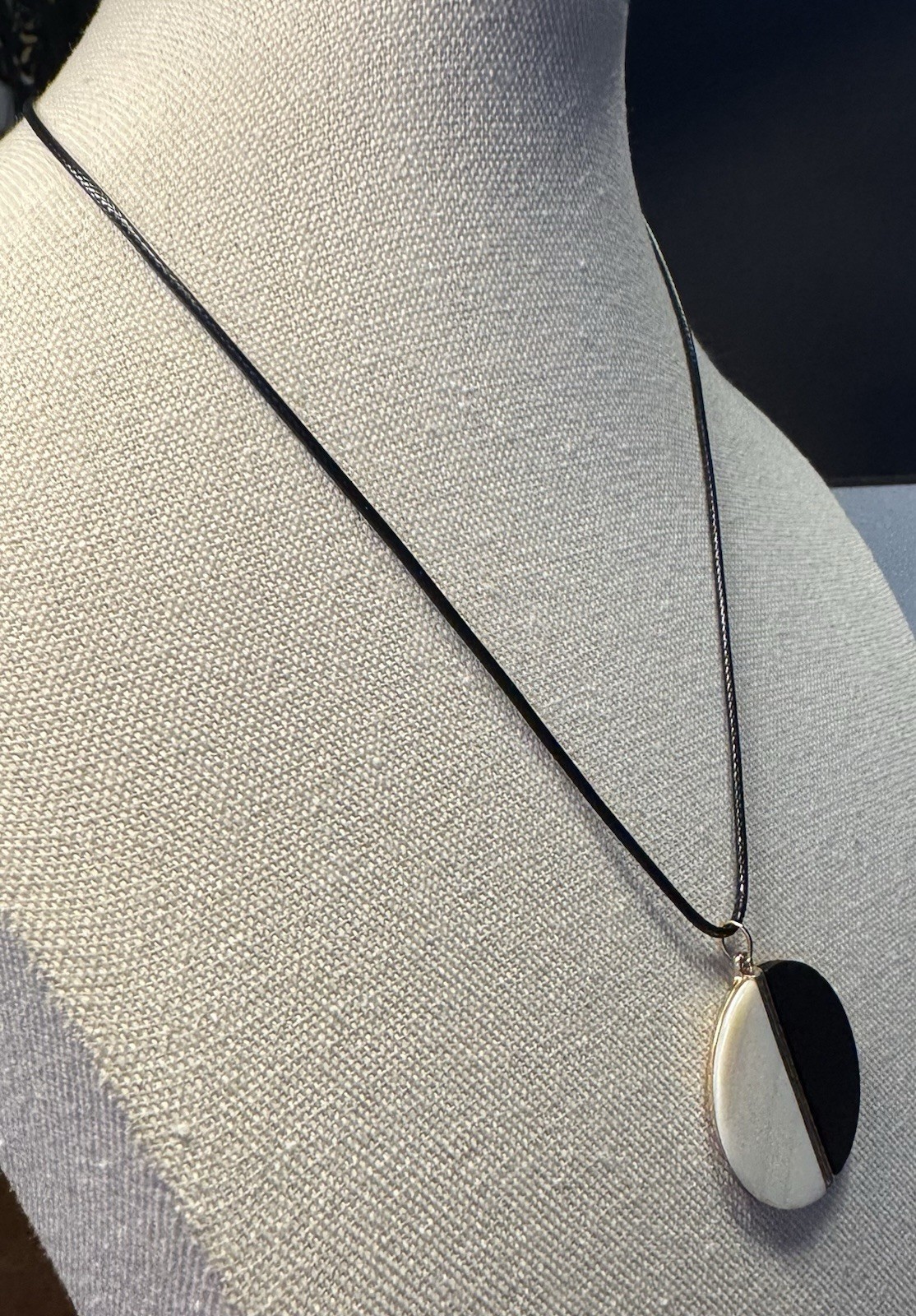 Vintage Goldtone Abalone & Wood Round Pendant On Black Cord Necklace 16”