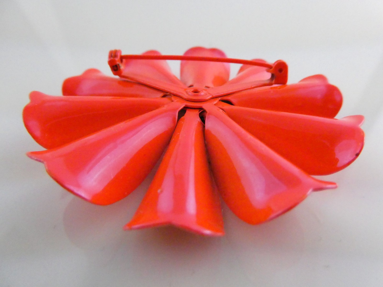 Vintage Unsigned Iridescent Red Orange Enamel Flower Brooch Pin 17g 61mm Diam