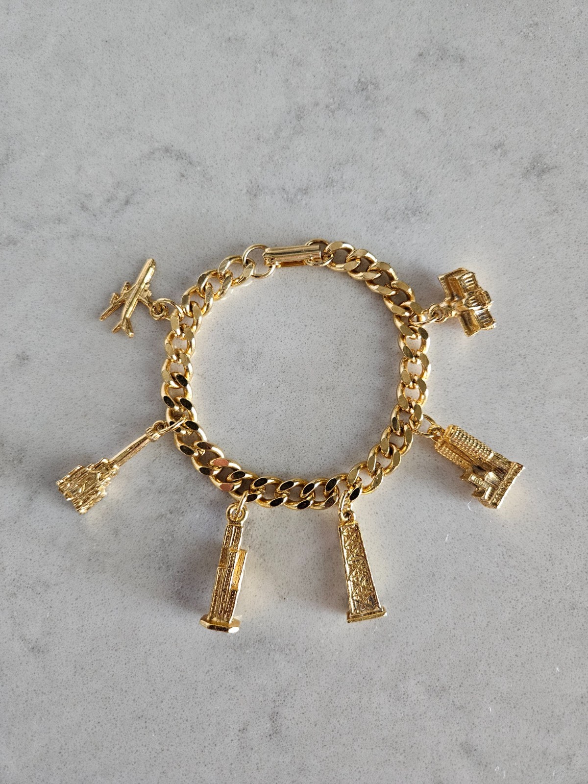 GOLD-TONE CHARM BRACELET WITH FAMOUS BUILDINGS IN CHICAGO CHARMS