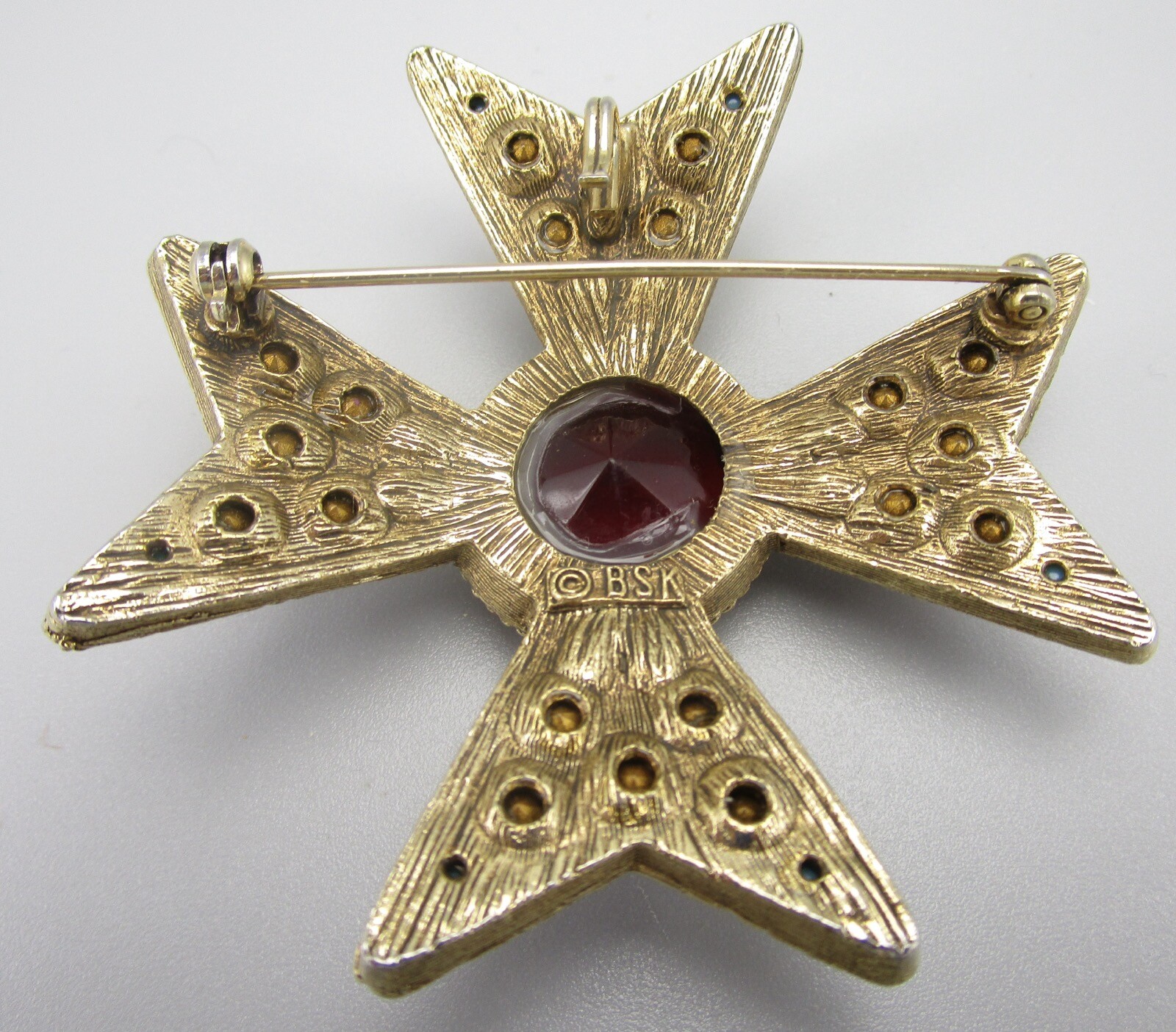GORGEOUS VINTAGE BSK GOLDTONE RED FUCHSIA & TURQUOISE MALTESE CROSS BROOCH PIN