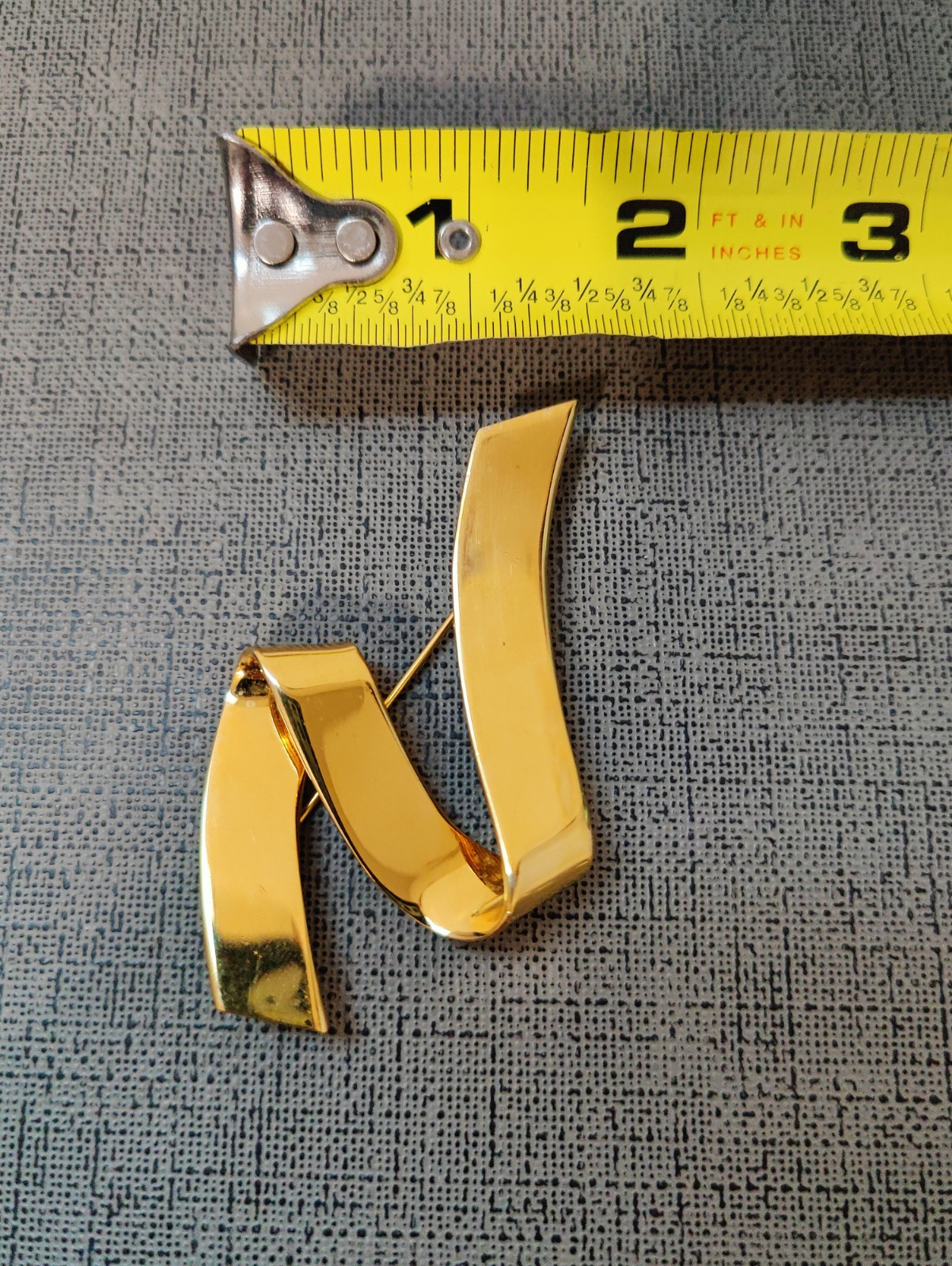 VINTAGE MONET SWIRL RIBBON BROOCH GOLD TONE