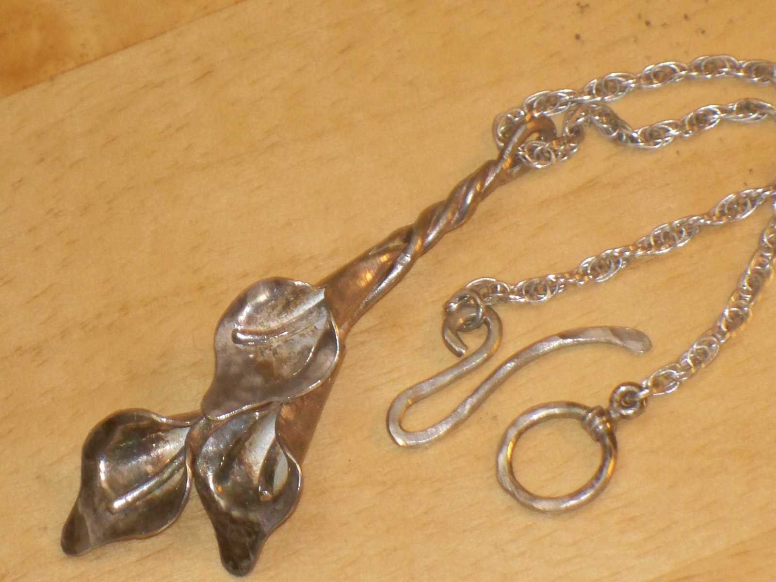 Vintage Handmade STERLING Silver CALLA LILY Pendant NECKLACE English Signed LR