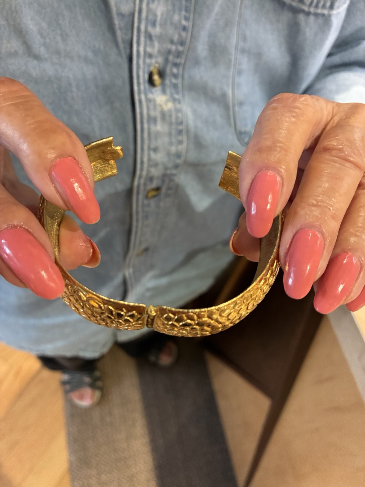 8″ MONET GOLD COLORED METAL BRACELET opens to put on wrist