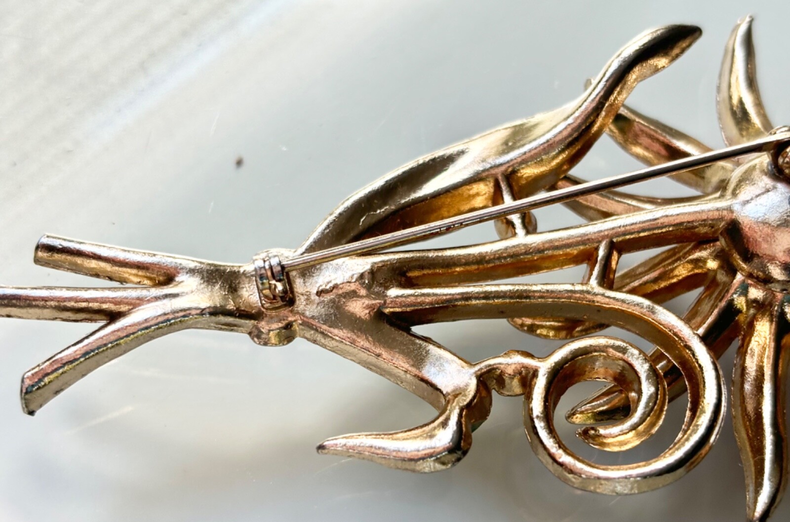 VINTAGE SIGNED CORO RHINESTONE FLOWER BROOCH,MOON GLOW CAB,GILT,STATEMENT PIECE