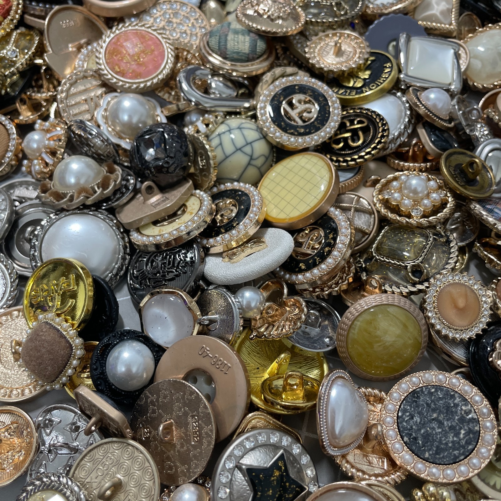 50pcs Vintage Look Buttons Lot 1cm to 2.5cm Mixed Sizes Colors Collectible Craft