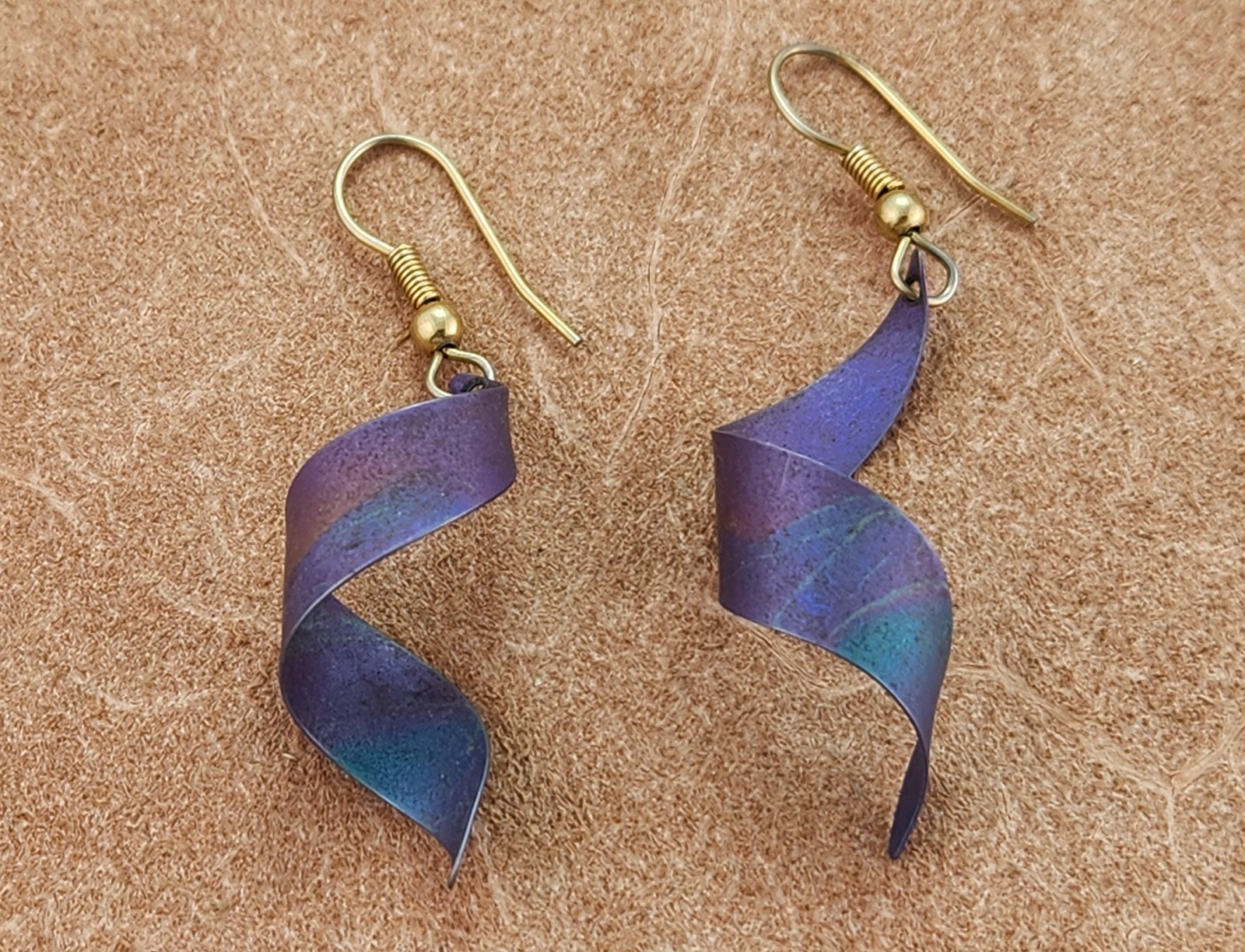Vintage Violet & Blue Lightweight Dangle Twisted Ribbon Spiral Metallic Earrings