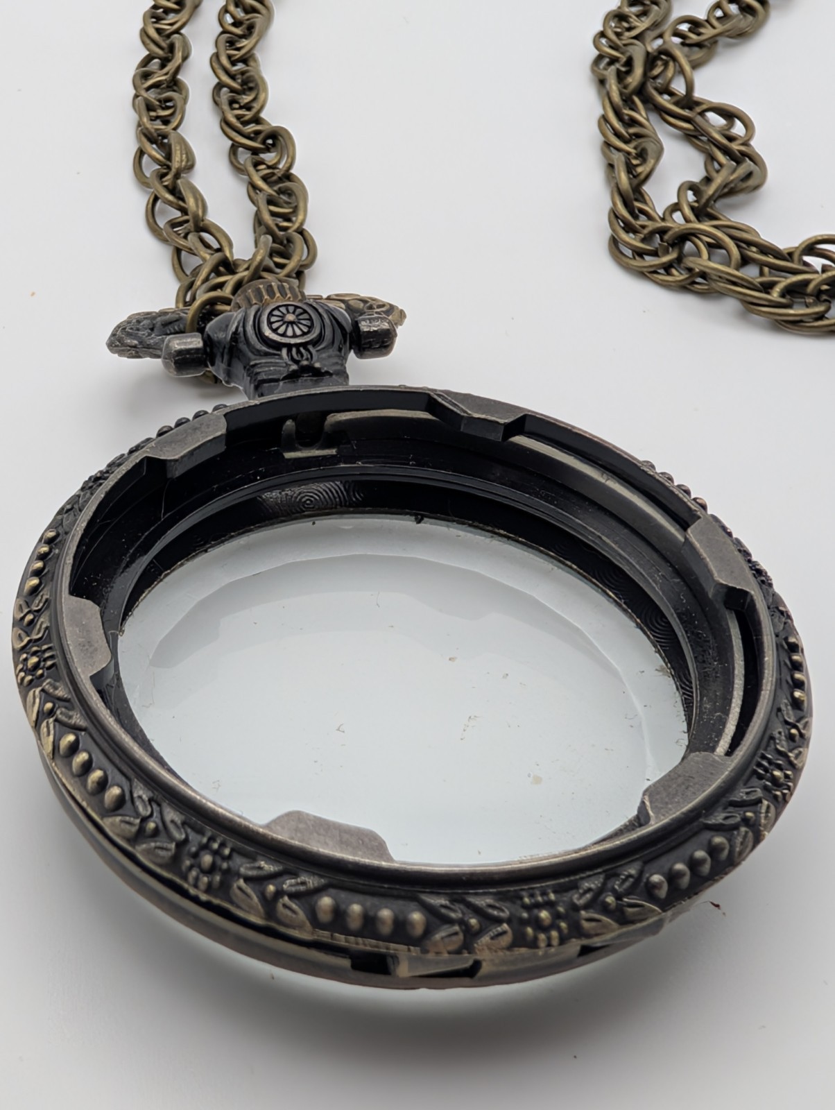Vintage Style Bronze Tone Glass Pendant Necklace Empty Locket Frame AS-IS 32″