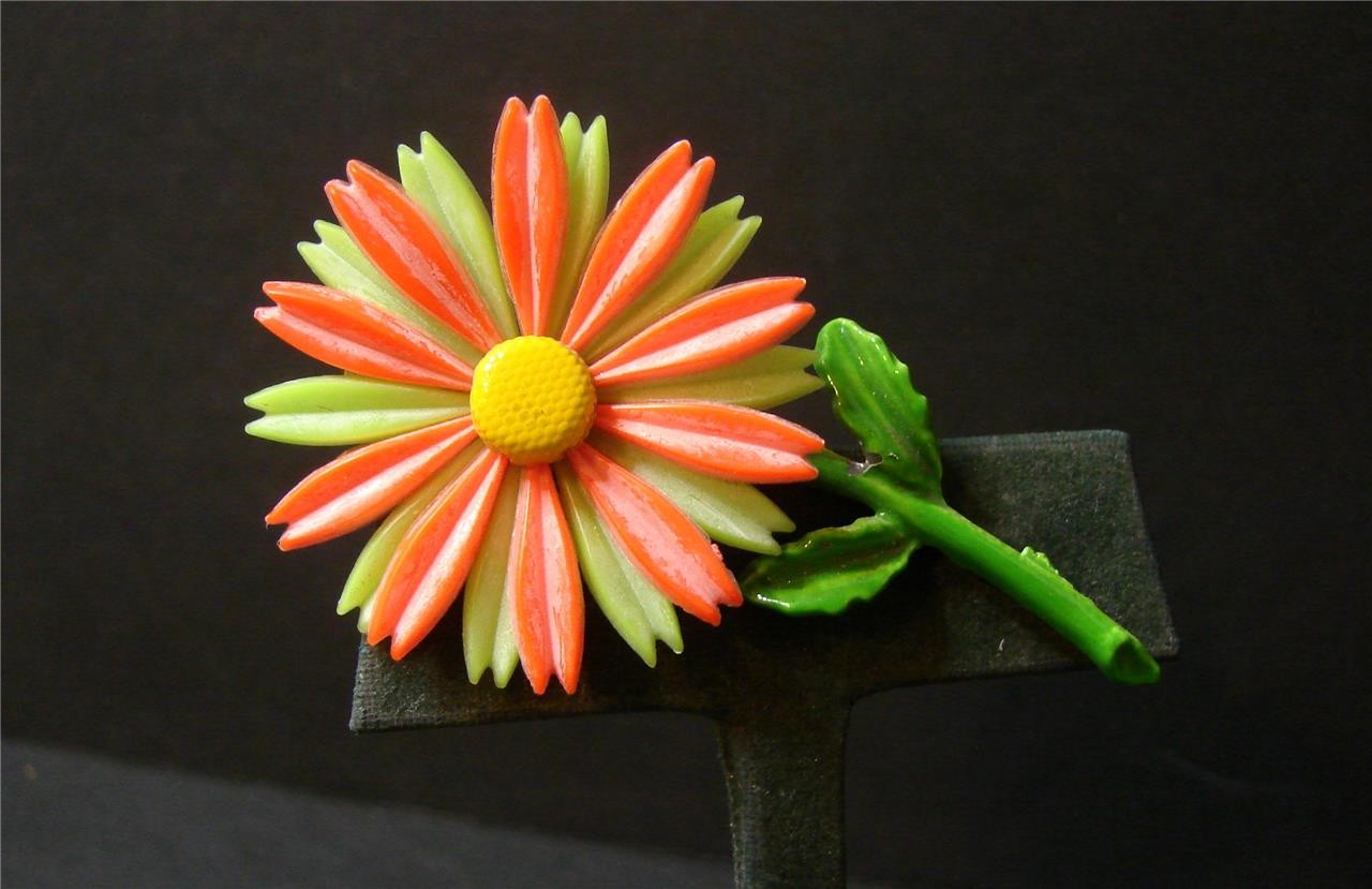 Vintage Retro Mod 60’s Green & Orange Plastic Daisy Flower Pin Brooch