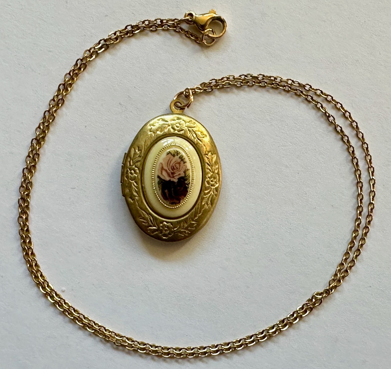 Vintage locket oval brass w PINK flower cabachon pendant 1 1/4″ necklace 20″ GP