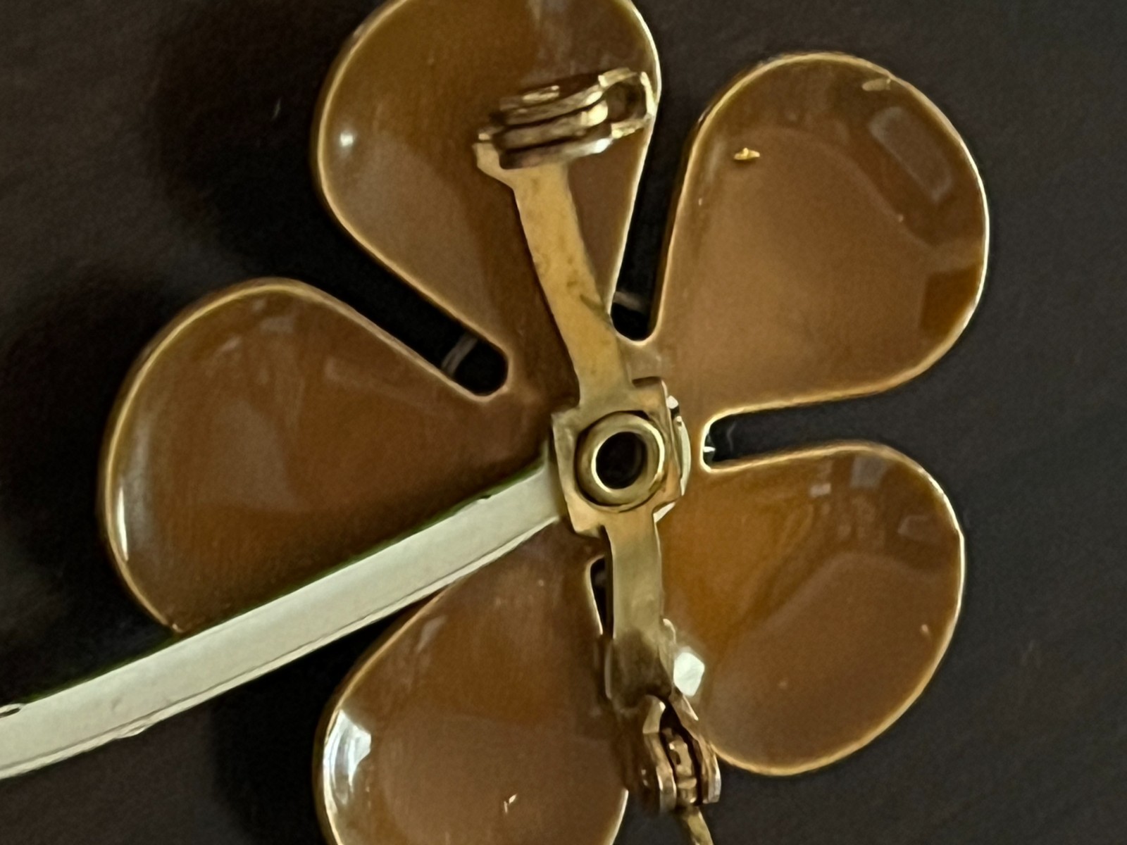 🌼VNTG 1960s–70s ENAMEL FLOWER BROOCH • RETRO DAISY • MOD FLOWER POWER