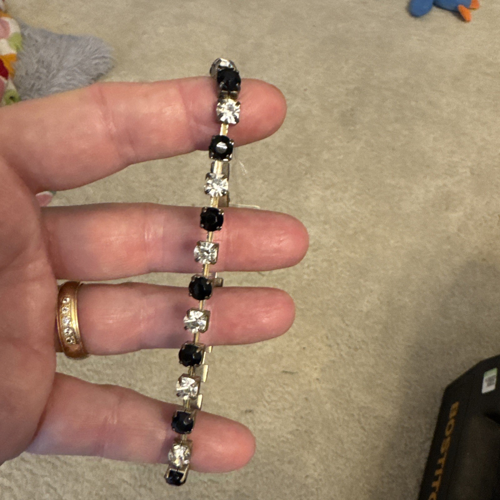VINTG 28 Round Brilliant Stones Set In Stretch Band Tennis Bracelet Silver Tone
