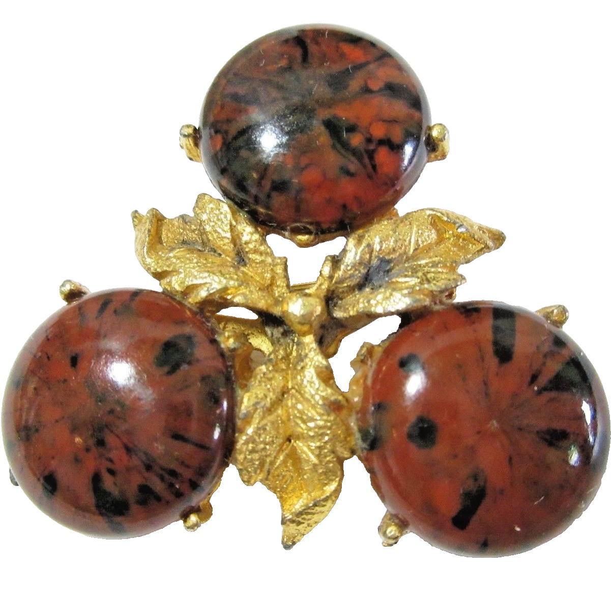CABOCHON PLASTIC BROWN BLACK SPECKLED PIN WITH GOLD TONE LEAVES VINTAGE BROOCH
