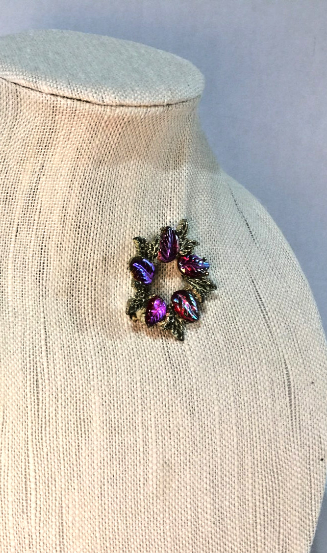 Iridescent Pressed Glass Brooch Vintage Leaf Gold Tone Red Jewelry Pin 1 1/2″!