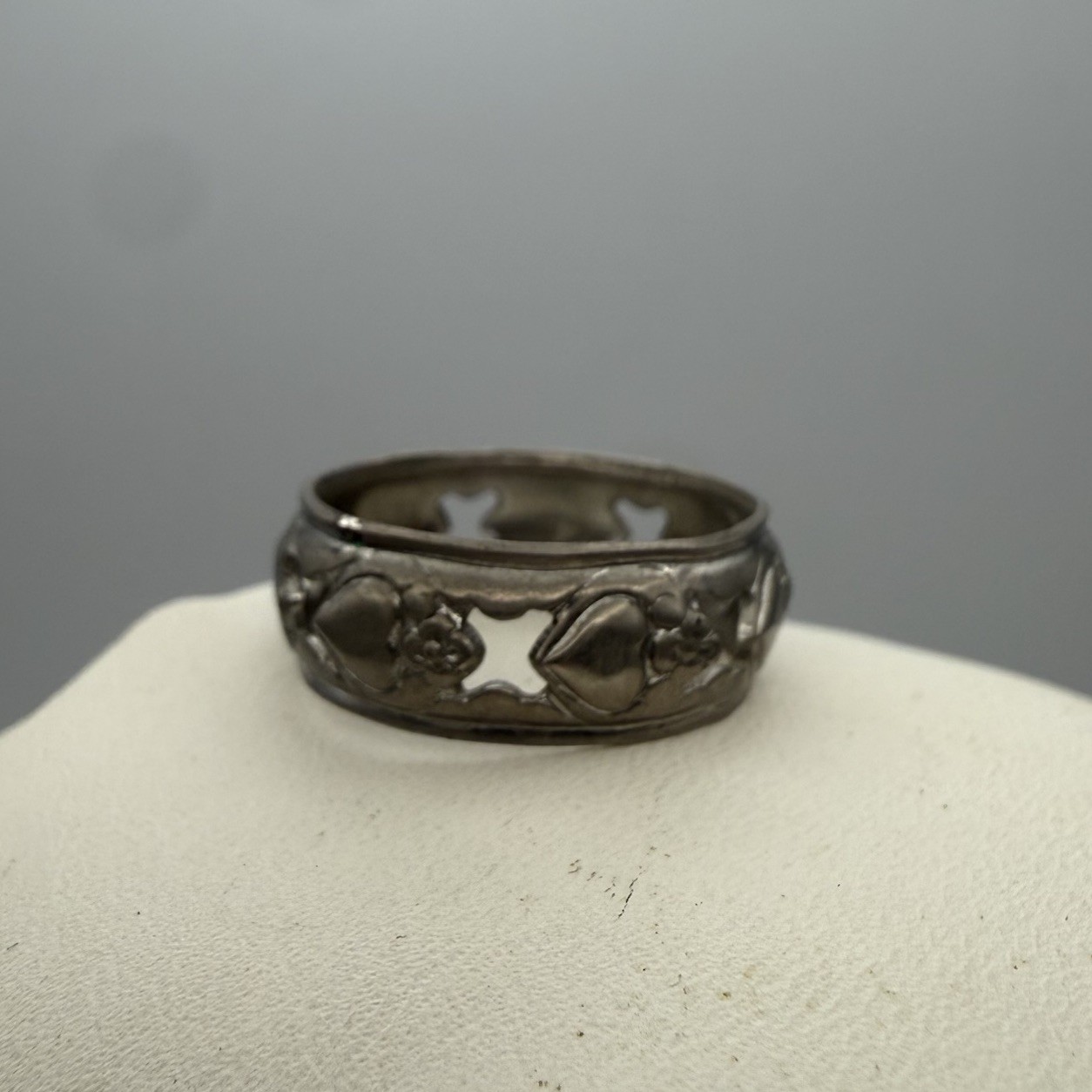 Vtg Sterling Silver Band Ring Sz Cut out Hearts & Flowers Design Sz 9