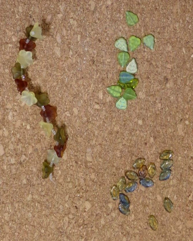 LOT OF PLASTIC FLOWER / LEAF BEADS 8 – 12 mm bon88craft bz8cr v88cr JZ8