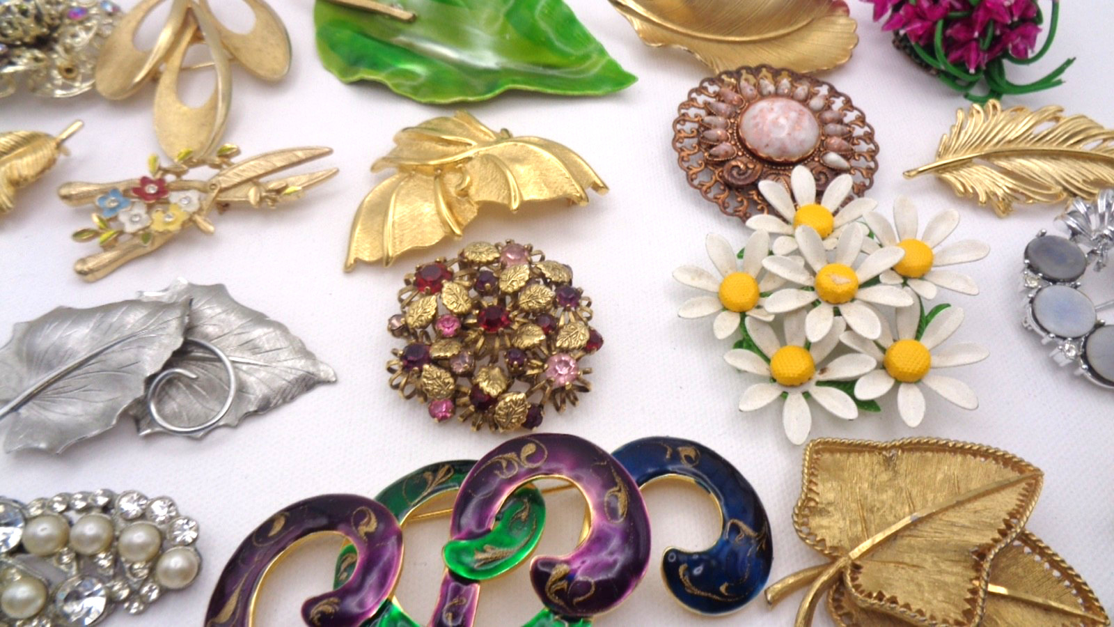 25 Vintage Cabochon Crystal Enamel Faux Pearl Rhinestone Flower Leaf Brooch Lot