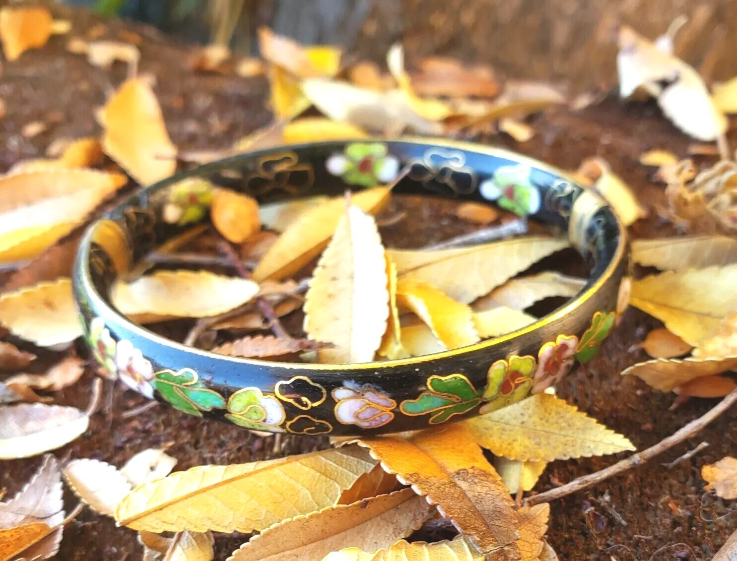 VINTAGE 1970s BRACELET Cloisonne Black Floral Boho Hinged 2 1/4 Inch Across