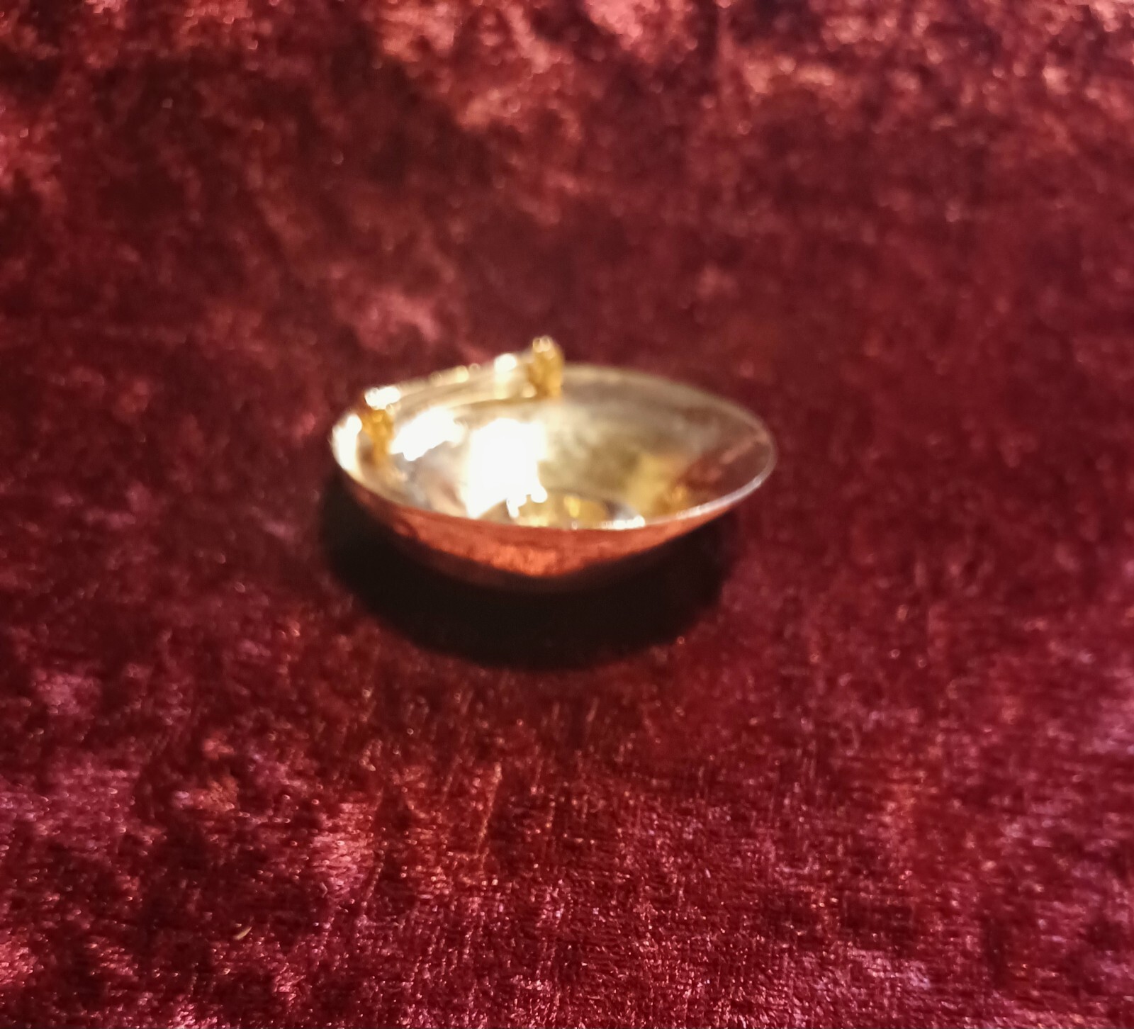 Vntg Gold Tone Shell Brooch Rhinestone Center Lightweight Round Diameter 1.75″