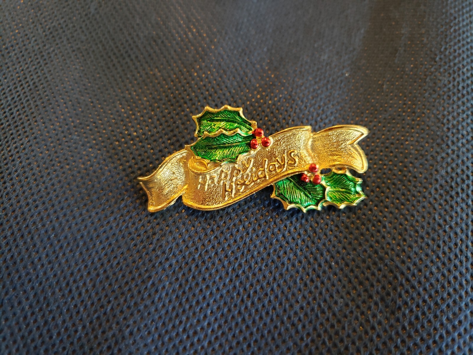 VINTAGE GERRYS CHRISTMAS GOLDPLATE BANNER HAPPY HOLIDAYS PIN BROOCH COLLECT-2.1″